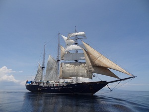 galapagos sailing tours - galapagos islands tour - vaya adventures